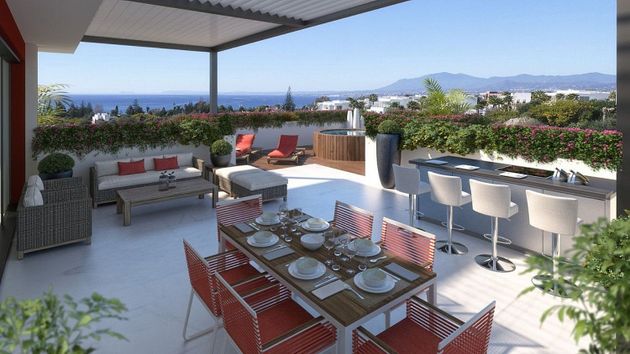Foto 2 de Venta de dúplex en Lomas de Marbella Club - Puente Romano de 2 habitaciones con terraza y piscina