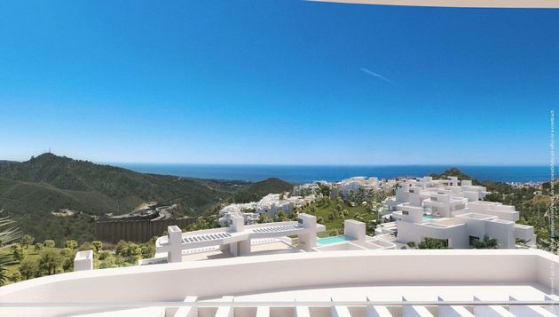 Foto 2 de Àtic en venda a Los Jardines de Marbella - La Ermita de 3 habitacions amb terrassa i piscina