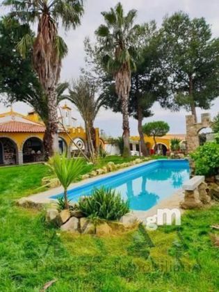 Foto 1 de Xalet en venda a Villanueva de la Serena de 6 habitacions amb piscina i jardí