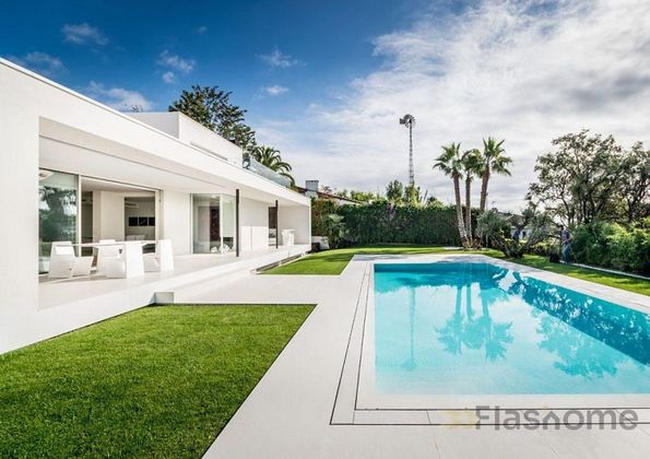 Foto 1 de Casa en venda a Los Naranjos - Las Brisas de 4 habitacions amb terrassa i piscina