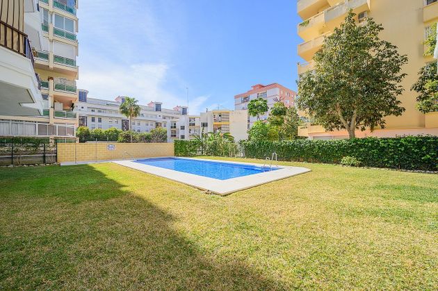 Foto 1 de Alquiler de piso en Playa de la Fontanilla de 2 habitaciones con terraza y piscina