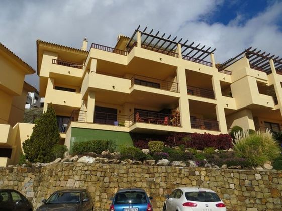 Foto 1 de Venta de piso en Benahavís de 3 habitaciones con terraza y piscina