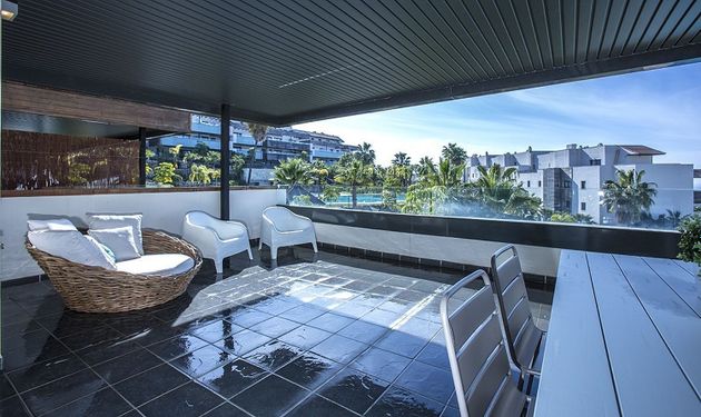 Foto 2 de Venta de ático en Benahavís de 2 habitaciones con terraza y piscina