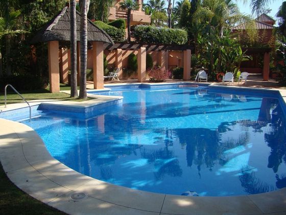 Foto 1 de Casa adossada en venda a El Higueral - La Merced de 4 habitacions amb terrassa i piscina