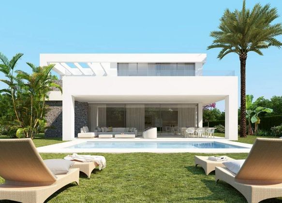 Foto 1 de Chalet en venta en Los Monteros - Bahía de Marbella de 3 habitaciones con terraza y piscina