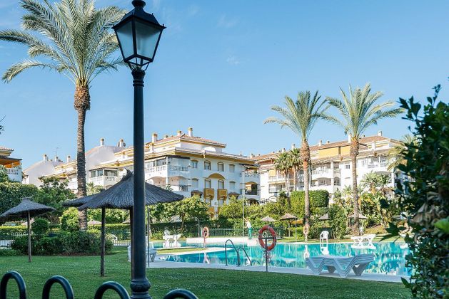 Foto 2 de Ático en venta en Nueva Andalucía centro de 2 habitaciones con terraza y piscina