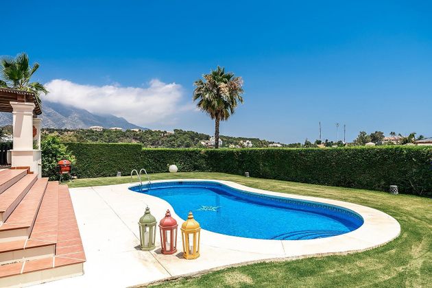 Foto 1 de Xalet en venda a Los Naranjos - Las Brisas de 6 habitacions amb terrassa i piscina
