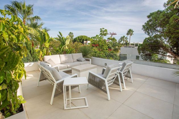 Foto 2 de Venta de chalet en Lomas de Marbella Club - Puente Romano de 6 habitaciones con terraza y piscina