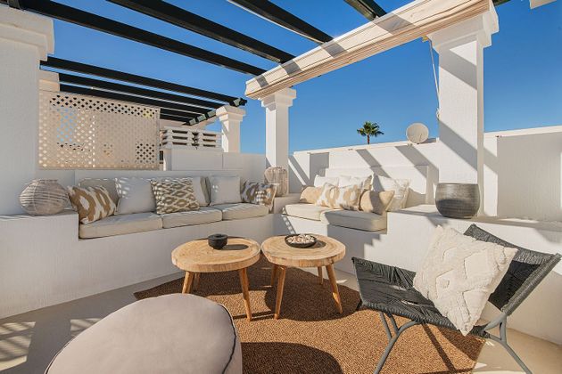 Foto 2 de Àtic en venda a Los Naranjos - Las Brisas de 3 habitacions amb terrassa i piscina