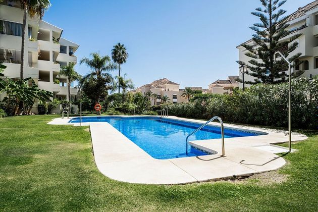 Foto 1 de Piso en venta en Elviria de 2 habitaciones con terraza y piscina