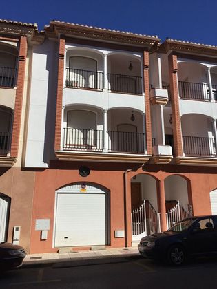 Foto 1 de Casa adossada en venda a calle María Zambrano de 3 habitacions amb terrassa i piscina