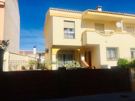 Foto 1 de Casa adossada en venda a calle Rosalía de Castro de 3 habitacions amb terrassa i jardí