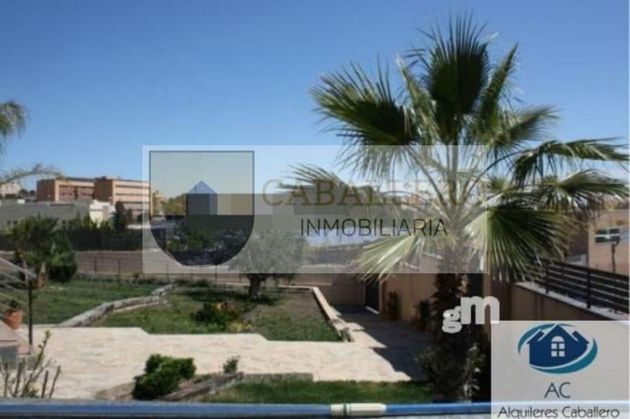 Foto 2 de Venta de chalet en El Puntal de 6 habitaciones con piscina y jardín