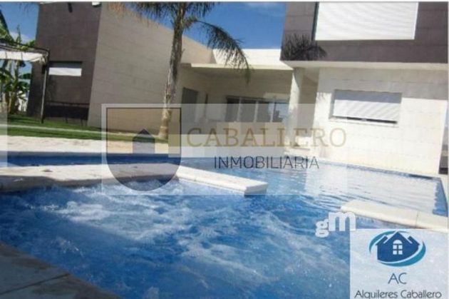 Foto 1 de Casa en venta en La Alcayna de 4 habitaciones con piscina y muebles