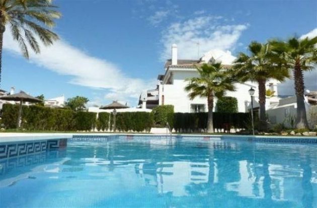 Foto 2 de Casa adossada en venda a calle Los Naranjos Dama de Noche de 4 habitacions amb terrassa i piscina