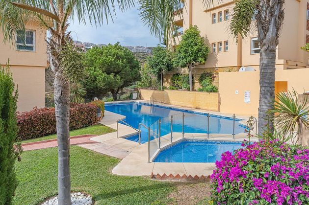 Foto 2 de Piso en venta en calle Huelva de Calahonda de 3 habitaciones con terraza y piscina