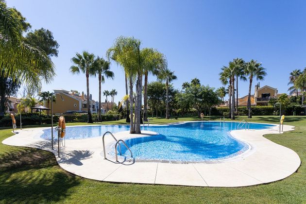 Foto 2 de Casa en venda a Guadalmina de 4 habitacions amb terrassa i piscina