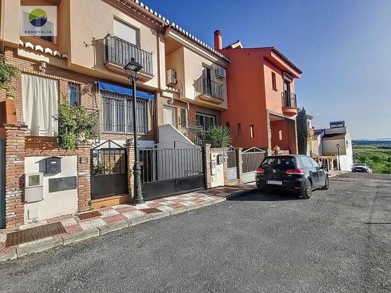 Foto 1 de Casa adossada en venda a Cájar de 4 habitacions amb garatge i balcó