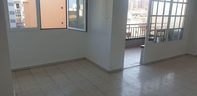 Foto 2 de Piso en alquiler en Perchel Norte - La Trinidad de 3 habitaciones con terraza y ascensor