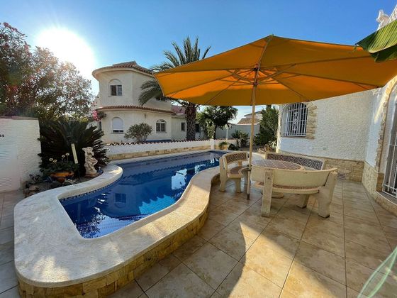Foto 1 de Venta de chalet en Los Urrutias de 3 habitaciones con terraza y piscina