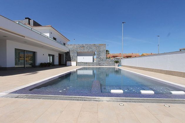 Foto 1 de Chalet en venta en San Pedro del Pinatar de 5 habitaciones con terraza y piscina