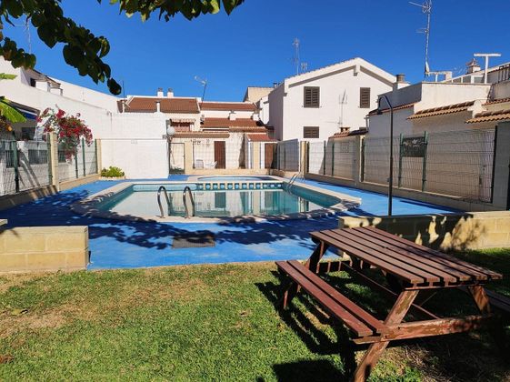 Foto 1 de Xalet en venda a San Pedro del Pinatar de 5 habitacions amb piscina i jardí