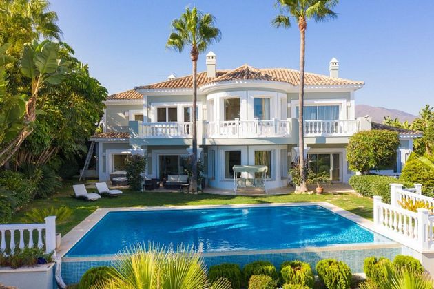 Foto 1 de Chalet en venta en Los Monteros - Bahía de Marbella de 5 habitaciones con terraza y piscina