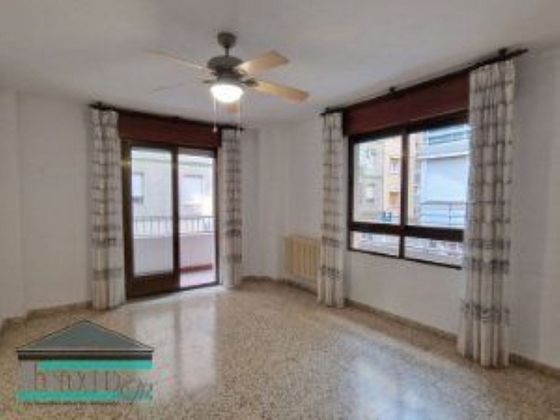 Foto 2 de Pis en venda a calle Manuel de Falla de 4 habitacions amb terrassa i garatge