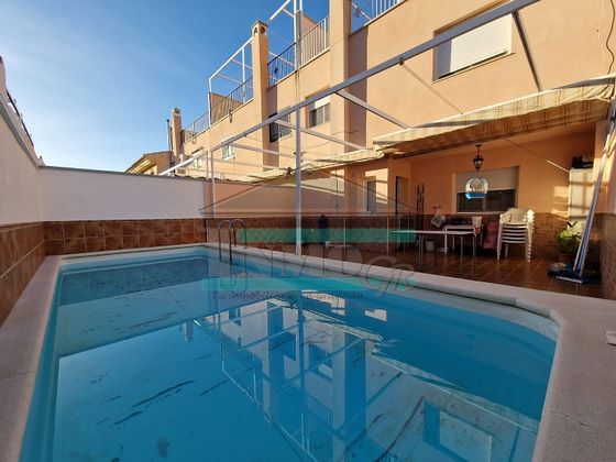 Foto 1 de Casa adossada en venda a calle Méjico de 4 habitacions amb terrassa i piscina