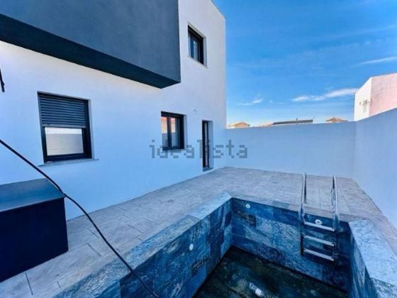 Foto 2 de Venta de casa en Cúllar Vega de 3 habitaciones con terraza y piscina