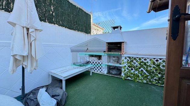 Foto 2 de Casa adosada en venta en calle Perú de 3 habitaciones con terraza y jardín