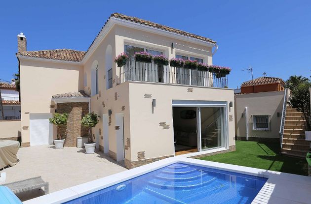Foto 2 de Chalet en venta en Nueva Alcántara de 4 habitaciones con terraza y piscina