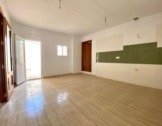 Foto 2 de Casa adossada en venda a Aguadulce (Sevilla) de 3 habitacions amb terrassa i balcó