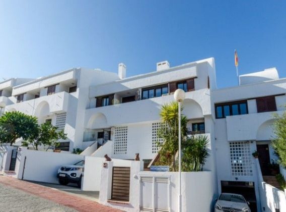 Foto 2 de Casa adossada en venda a calle Araijanal de 3 habitacions amb terrassa i piscina