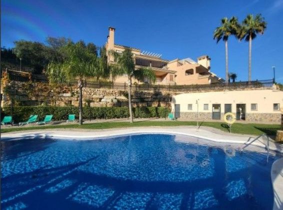 Foto 2 de Casa adossada en venda a calle Clara Campo Amor la Mairena de 4 habitacions amb terrassa i piscina