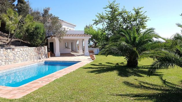 Foto 1 de Xalet en venda a La Herradura de 7 habitacions amb terrassa i piscina