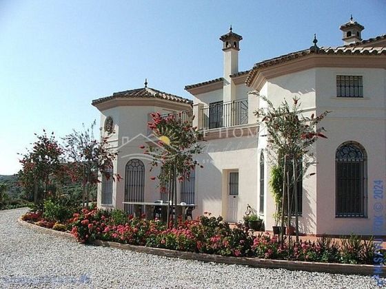 Foto 1 de Casa en venda a Viñuela de 5 habitacions amb terrassa i piscina