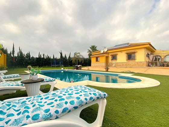 Foto 1 de Chalet en venta en Aljaraque de 5 habitaciones con terraza y piscina