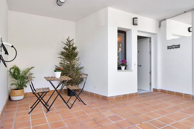 Foto 2 de Casa adossada en venda a Calahonda de 3 habitacions amb piscina i jardí
