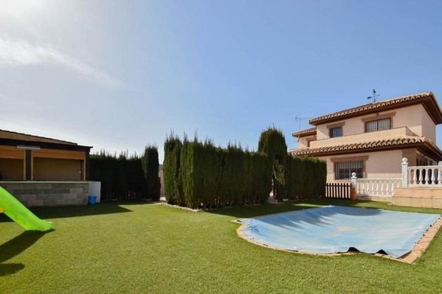 Foto 2 de Xalet en venda a Alhendín de 5 habitacions amb terrassa i piscina