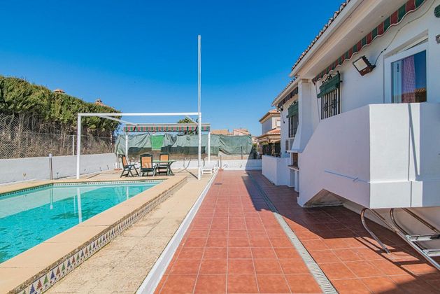 Foto 1 de Xalet en venda a Cúllar Vega de 3 habitacions amb piscina i jardí