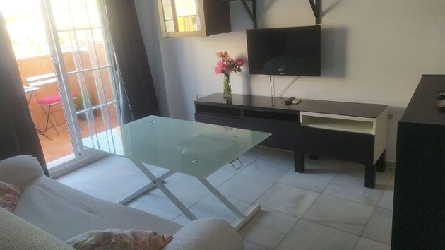 Foto 2 de Ático en alquiler en Los Remedios de 1 habitación con terraza y muebles