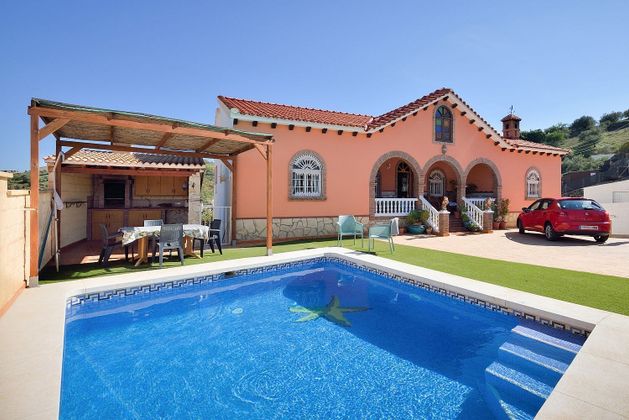 Foto 1 de Venta de chalet en Viñuela de 6 habitaciones con terraza y piscina