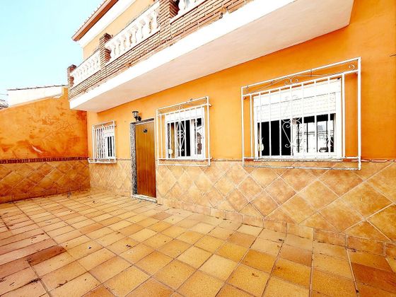 Foto 2 de Chalet en venta en calle Azahar de 3 habitaciones con terraza y balcón
