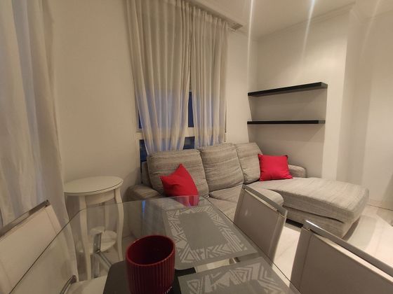 Foto 1 de Piso en alquiler en calle Del Pintor Salvador Abril de 1 habitación con terraza y muebles