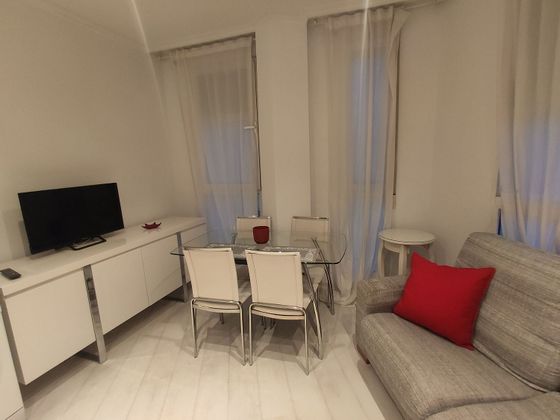 Foto 2 de Piso en alquiler en calle Del Pintor Salvador Abril de 1 habitación con terraza y muebles