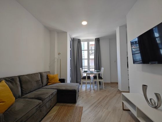 Foto 1 de Alquiler de piso en calle Pintor Salvador Abril de 1 habitación con muebles y aire acondicionado