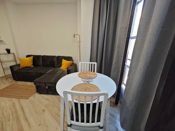 Foto 2 de Alquiler de piso en calle Pintor Salvador Abril de 1 habitación con muebles y aire acondicionado