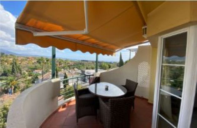 Foto 2 de Piso en alquiler en Nueva Andalucía centro de 2 habitaciones con terraza y piscina