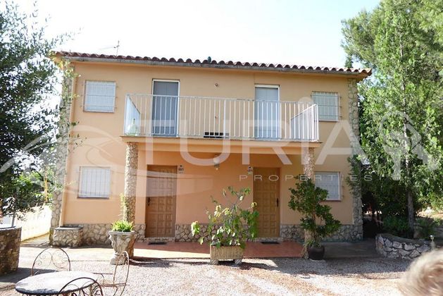 Foto 2 de Venta de casa en Pedralba de 6 habitaciones con terraza y piscina